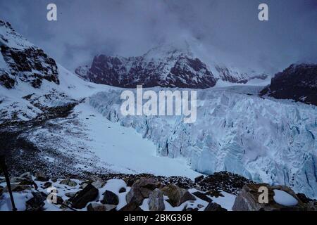 Monter le camp de base Qomolangma. 2 mai 2020. La photo prise le 2 mai 2020 montre le glacier de Rongbuk est dans la région autonome du Tibet du sud-ouest de la Chine. Le glacier est de Rongbuk, comme les nombreux autres glaciers du mont Qomolangma, se forme sous l'impact des masses d'air chaudes et humides de l'océan Indien. Crédit: Zhaxi Cering/Xinhua/Alay Live News Banque D'Images