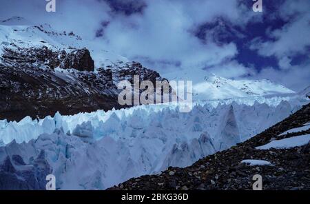 Monter le camp de base Qomolangma. 2 mai 2020. La photo prise le 2 mai 2020 montre le glacier de Rongbuk est dans la région autonome du Tibet du sud-ouest de la Chine. Le glacier est de Rongbuk, comme les nombreux autres glaciers du mont Qomolangma, se forme sous l'impact des masses d'air chaudes et humides de l'océan Indien. Crédit: Zhaxi Cering/Xinhua/Alay Live News Banque D'Images