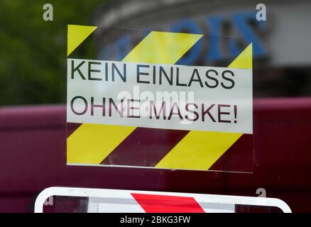 04 mai 2020, Saxe-Anhalt, Halle (Saale): 'Pas d'entrée sans masque' est écrit sur un panneau à l'entrée d'une boutique. Le port d'un protecteur de bouche et de nez est actuellement obligatoire dans les magasins de détail. Photo: Hendrik Schmidt/dpa-Zentralbild/dpa Banque D'Images