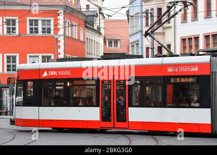 04 mai 2020, Saxe-Anhalt, Halle (Saale): Seuls quelques passagers sont assis dans un tramway dans le centre. Dans les transports publics, le port d'un protecteur buccal et nasal est actuellement obligatoire. Photo: Hendrik Schmidt/dpa-Zentralbild/dpa Banque D'Images