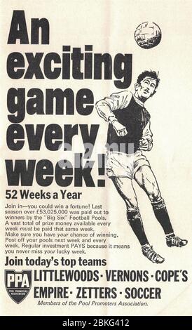Publicité pour les piscines de football de 1968 Banque D'Images