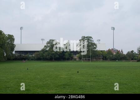 Années 1960, White Steel structure Architecture football Stadium Fulham FC Craven Cottage Stevenage Rd, Fulham, Londres SW6 6HH Banque D'Images