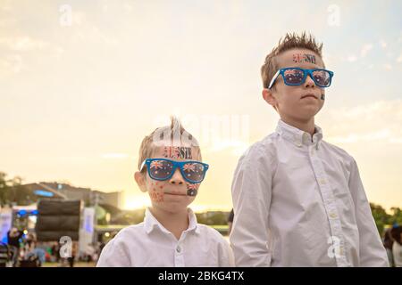 Deux garçons australiens célébrant la fête de l'Australie à Adélaïde Banque D'Images