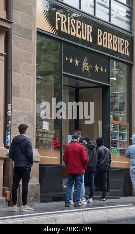 04 mai 2020, Saxe-Anhalt, Halle (Saale): Les clients d'un salon de coiffure-salon de coiffure à Halle/Saale attendent dans une file d'attente sur le trottoir. Depuis aujourd'hui (04.05.2020) les coiffeurs sont autorisés à ouvrir à nouveau en Saxe-Anhalt. Photo: Hendrik Schmidt/dpa-Zentralbild/dpa Banque D'Images