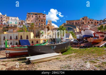 Des maisons et des bateaux drôles à Cala Marina, port dans la ville côtière Castellammare del Golfo, Sicile, Italie Banque D'Images