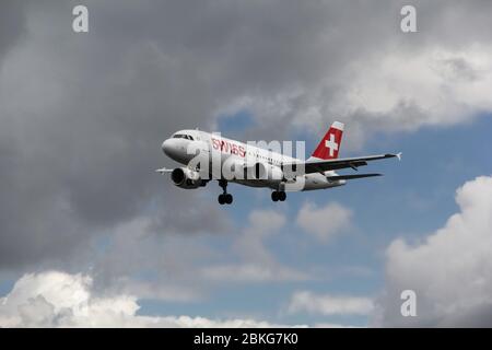 Avion commercial airbus a320 de Swiss Airlines atterrissant à l'aéroport de Heathrow. Banque D'Images