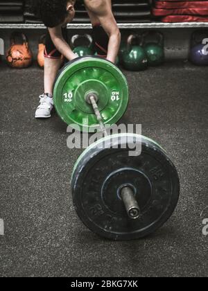 Femme dans la salle de gym préparée à la formation de poids exercices Banque D'Images