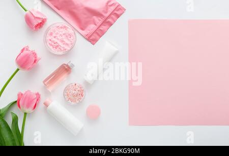 Produits cosmétiques biologiques naturels à fleurs roses sur fond blanc. Beauté, cosmétiques naturels pour le bain à remous, soins de la peau, plat avec espace de copie Banque D'Images