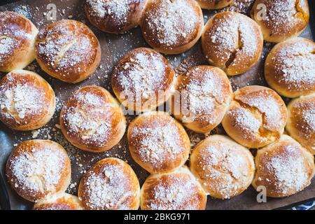 Petits pains frais faits maison sur la table Banque D'Images