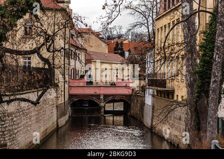 Canal aquatique de la ville de Prague Banque D'Images