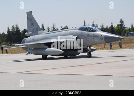 Pakistan Air Force JF-17 Thunder Jet Fighter se prépare à décoller d'une base aérienne pendant l'exercice militaire Anatolien Eagle à Konya Banque D'Images