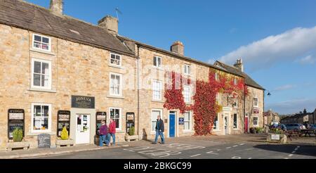 Vue d'automne sur les boutiques autour de la place du marché historique de Masham, dans le North Yorkshire Banque D'Images