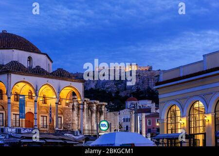 Place l'après-midi. A gauche se trouve la mosquée Tzistarakis, à droite la station de métro Monastiraki et en arrière-plan la colline de l'Acropole. Banque D'Images