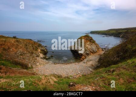 Magnifique paysage marin quotidien près du village de Sinemorets, Bulgarie. Paysage de printemps sur la mer. Banque D'Images