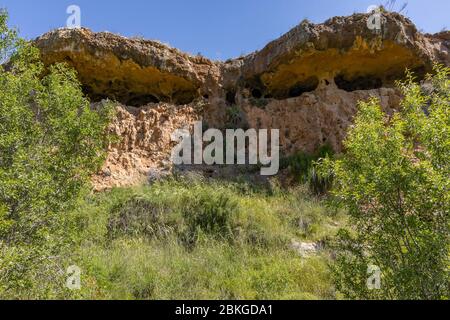 Grottes uniques dans les falaises sur les rives d'un ruisseau saisonnier dans les montagnes de Judée, Israël Banque D'Images