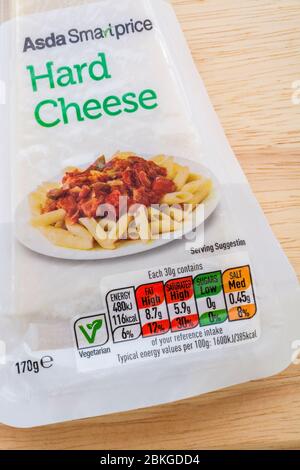 EMBALLAGE alimentaire de MARQUE ASDA propre contenant des informations nutritionnelles alimentaires, teneur élevée en matières grasses, teneur en sel, aliments riches en matières grasses. Banque D'Images