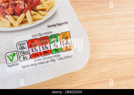 EMBALLAGE alimentaire de MARQUE ASDA propre contenant des informations nutritionnelles alimentaires, teneur élevée en matières grasses, teneur en sel, aliments riches en matières grasses. Banque D'Images