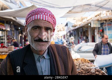 Portrait d'un vendeur de marché à Qamishli, en Syrie. Banque D'Images