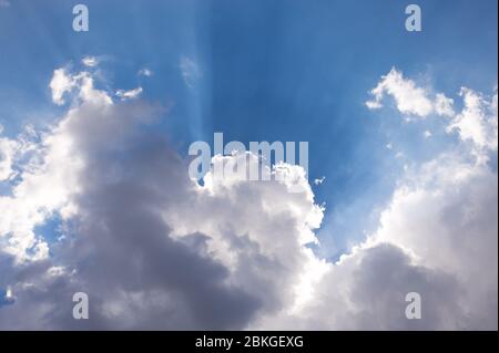 Les rayons du soleil sortent des nuages. Conditions météorologiques plus mauvaises. Banque D'Images
