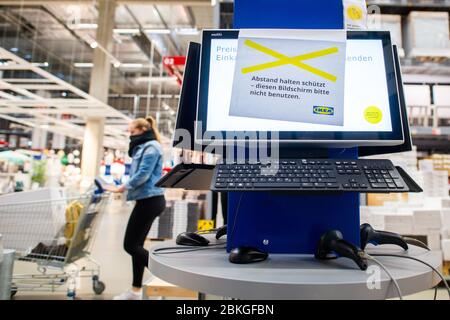 Magdeburg, Allemagne. 04 mai 2020. « Gardez votre distance protège - n'utilisez pas cet écran » est écrit dans le magasin de meubles IKEA-Magdeburg sur un morceau de papier coincé à l'ordinateur d'un point d'information. Le magasin de la capitale de l'État a une zone de vente de 18 000 mètres carrés. Environ 500 clients peuvent y faire des achats en même temps. Après le relâchement de la loi sur le confinement, les magasins ayant une zone de vente de plus de 800 mètres carrés pourraient ouvrir dans la Saxe-Anhalt le matin. Crédit: Klaus-Dietmar Gabbert/dpa-Zentralbild/ZB/dpa/Alay Live News Banque D'Images