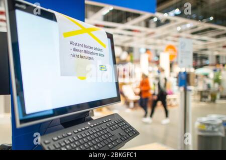 Magdeburg, Allemagne. 04 mai 2020. « Gardez votre distance protège - n'utilisez pas cet écran » est écrit dans le magasin de meubles IKEA-Magdeburg sur un morceau de papier coincé à l'ordinateur d'un point d'information. Le magasin de la capitale de l'État a une zone de vente de 18 000 mètres carrés. Après la relaxation de la loi de confinement, les magasins ayant une zone de vente de plus de 800 mètres carrés ont également pu ouvrir en Saxe-Anhalt le matin. Crédit: Klaus-Dietmar Gabbert/dpa-Zentralbild/ZB/dpa/Alay Live News Banque D'Images