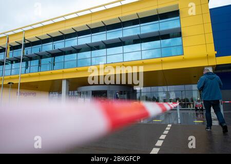 Magdeburg, Allemagne. 04 mai 2020. Le ruban adhésif est suspendu à l'extérieur du magasin de meubles IKEA-Magdeburg. Le magasin de la capitale de l'État a une zone de vente de 18 000 mètres carrés. Environ 500 clients peuvent y faire des achats simultanément. Après la relaxation de la loi de confinement, les magasins ayant une zone de vente de plus de 800 mètres carrés ont pu ouvrir dans la Saxe-Anhalt le matin. Crédit: Klaus-Dietmar Gabbert/dpa-Zentralbild/ZB/dpa/Alay Live News Banque D'Images
