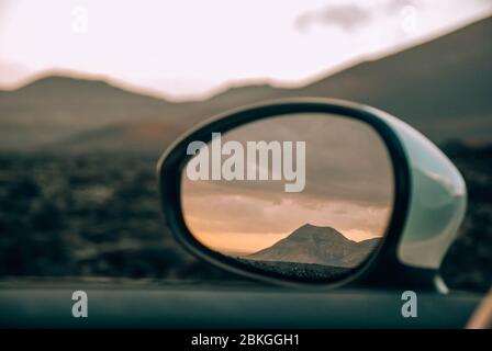 Car Mirror reflète le paysage volcanique au coucher du soleil, Lanzarote, îles Canaries, Espagne Banque D'Images