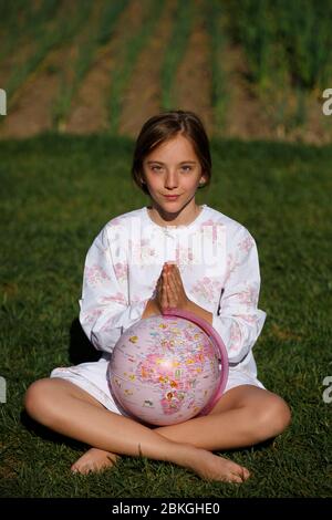 Jeune fille garder un globe terrestre envoyer un message à propos de sauver la Terre Arrêter la pollution climat grève maladie épidémie coronavirus Covid-19 concept Sprayin Banque D'Images