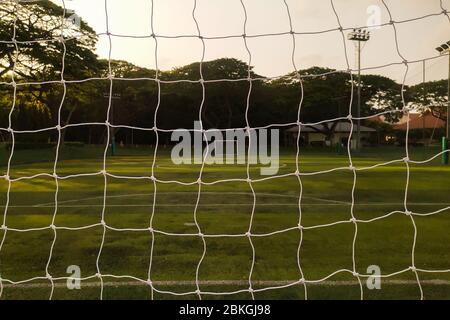 Mini-terrain de futsal de football en vue de derrière le filet de but. Un autre compacteur d'objectifs est dans la vue carrée de net. Banque D'Images