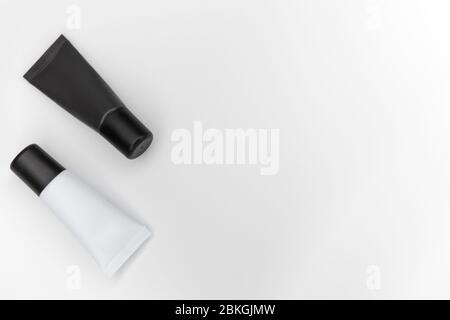 Tubes à cosmétiques sur fond blanc. Banque D'Images