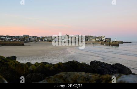 Port de St Ives au coucher du soleil en hiver - Cornwall, Royaume-Uni. Banque D'Images