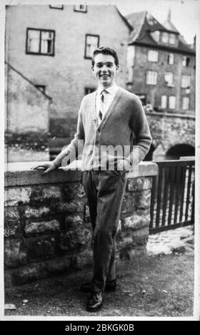 Photo noir blanc d'un jeune homme, adolescent Banque D'Images