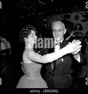 Une salle de bal homme et femme dansant dans les années 1950 à un bal Mayors en Angleterre Banque D'Images