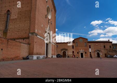 SIENNE, ITALIE 25 MAI 2017 : l'imposante basilique médiévale de San Francesco dans la vieille ville Banque D'Images