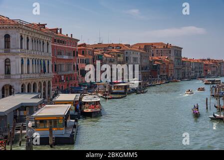 VENISE, ITALIE, 23 MAI 2017 : magnifique vue quotidienne de Gondola avec des bâtiments classiques le long du célèbre Grand canal de Venise, Italie Banque D'Images