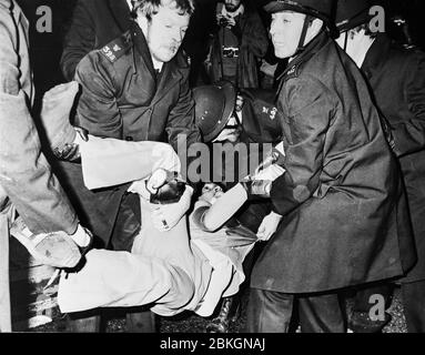 Les policiers transportent un homme arrêté pendant la marche des Blackfriars à Londres en mars 1981 - la marche du peuple noir a eu lieu à 2 mars 1981 six semaines après le feu de la Nouvelle Croix qui a coûté la vie à 13 jeunes Noirs. Banque D'Images