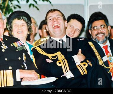 Le Prince Andrew rit lors d'une visite à l'école Moulsecoomb en octobre 1994 Banque D'Images