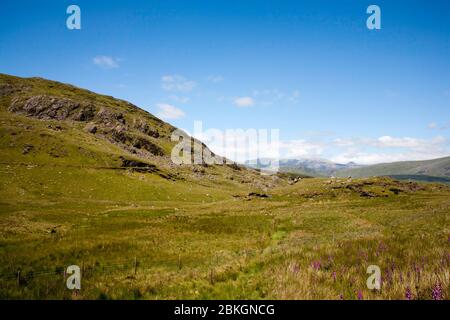 Vue depuis le col de Crimée de Bwlch y Gorddinan reliant Blaenau Ffestiniog avec Betwys-y-Coed en direction de la chaîne Glyder Snowdonia au nord du pays de Galles Banque D'Images