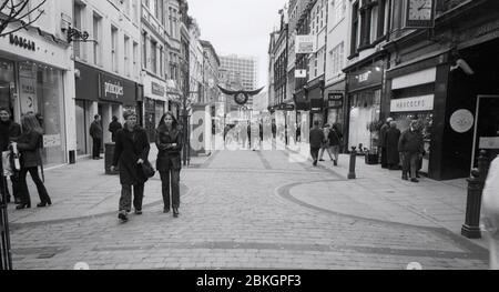 1999, photographie de rue noir et blanc de Covent Garden, Londres Banque D'Images