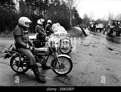 Gorleben, 25.-31.3.1979: Gorleben-Treck 1979, Demonstration gegen die Nutzung der Kernergie, die sich gegen geplante Kernergieanlagen bei Gorleben im Landkreis Lüchow-Dannrichenberg htete. Der Treck von Bauern, Studenten und Atomkraftgegnern begann am 25. März 1979 im Wendland und endete als Abschluskundgebung am 31. März 1979 à Hanovre mit etwa 100.000 Teilnehmern --- Gorleben, Basse-Saxe, Allemagne. 25 au 31 mars 1979 - randonnée antinucléaire de Gorleben à Hanovre/Allemagne Banque D'Images