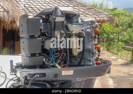 Moteur de bateau extérieur utilisé 200 ch - 2 temps. Moteur lourd Yamaha deux temps. Puissant moteur de bateau suspendu à la poupe du bateau. Pièces métalliques du moteur et e Banque D'Images