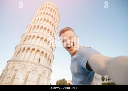 Voyage touristes Homme faire selfie devant la tour penchée Pise, Italie. Banque D'Images