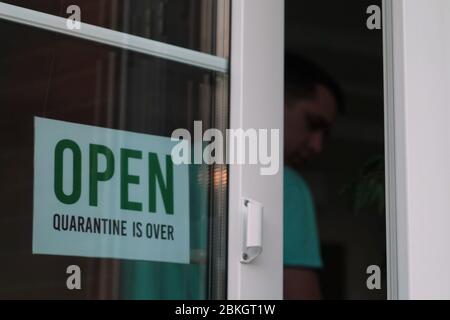 Le gros plan change la plaque de FERMÉE À OUVERTE Banque D'Images