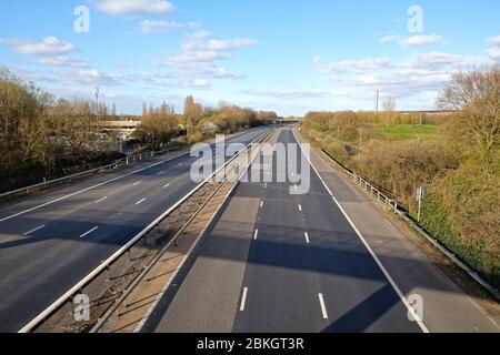 Une autoroute   déserte en raison de la fermeture du gouvernement, Shepperton Surrey UK Banque D'Images