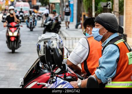 Chauffeur de taxi moto avec masque facial en attente des passagers pendant la pandémie Covid 19, Bangkok, Thaïlande Banque D'Images