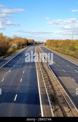 Une autoroute   déserte en raison de la fermeture du gouvernement, Shepperton Surrey UK Banque D'Images