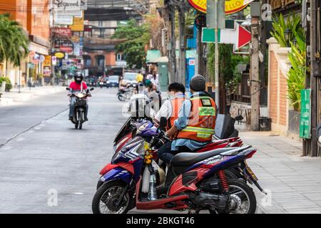 Chauffeur de taxi moto avec masque facial en attente des passagers pendant la pandémie Covid 19, Bangkok, Thaïlande Banque D'Images