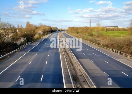 Une autoroute   déserte en raison de la fermeture du gouvernement, Shepperton Surrey UK Banque D'Images