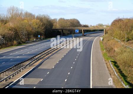 Une autoroute   déserte en raison de la fermeture du gouvernement, Shepperton Surrey UK Banque D'Images