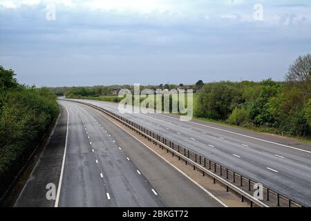 Une autoroute   déserte en raison de la fermeture du gouvernement, Shepperton Surrey UK Banque D'Images